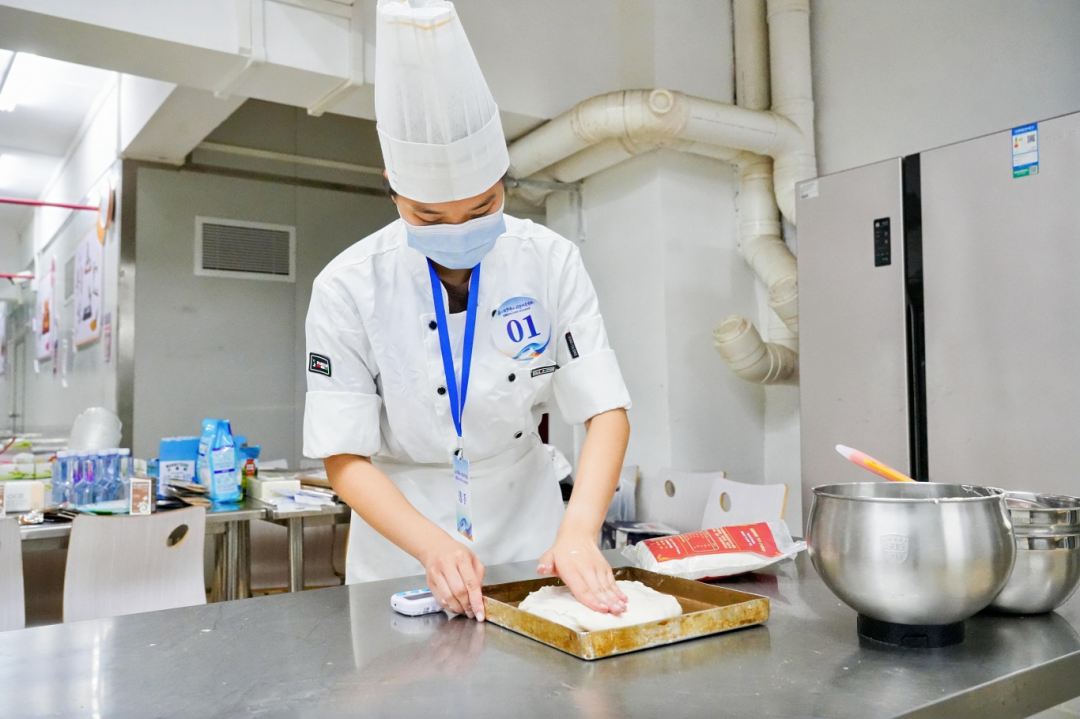 图为西式面点项目比赛现场 图为西式面点项目比赛现场