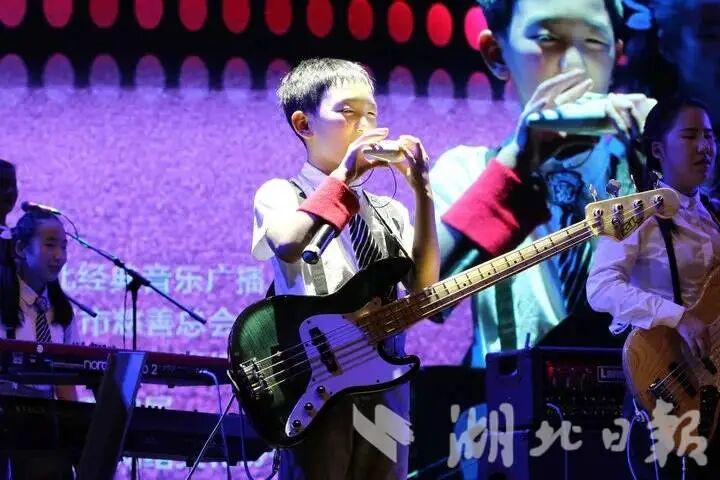图为郭斌在舞台上表演 图为郭斌在舞台上表演