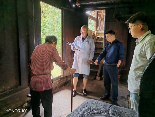 图为专家携带设备上门评定
