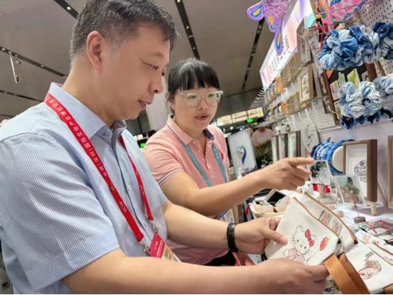图为中国残疾人就业服务指导中心主任张振飞到蜀山区蜗牛天使助残中心展台,详细了解残疾人手工作品。 图为中国残疾人就业服务指导中心主任张振飞到蜀山区蜗牛天使助残中心展台,详细了解残疾人手工作品。