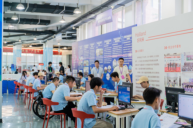 图为网络系统管理赛项比赛现场