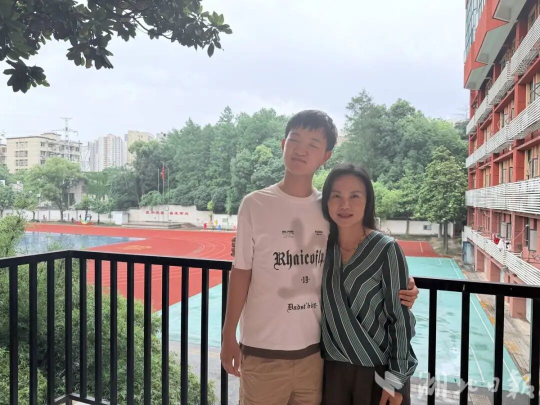 图为郭斌临毕业之际,与张龙在学校合影留念 图为郭斌临毕业之际,与张龙在学校合影留念