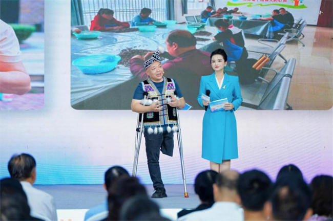图为助残就业产品企业代表现场推介产品