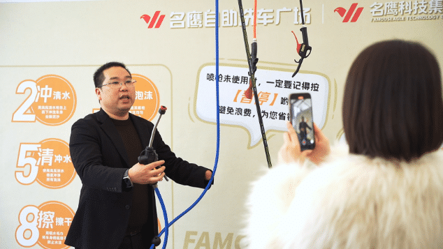 图为云海正在录制新一期的探店视频 图为云海正在录制新一期的探店视频