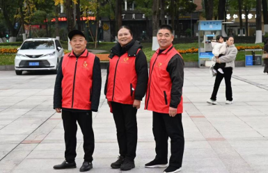 图为陈光雯(中间)与重庆市“528·我爱帮”残疾人志愿服务大渡口区分队队友合影 图为陈光雯(中间)与重庆市“528·我爱帮”残疾人志愿服务大渡口区分队队友合影