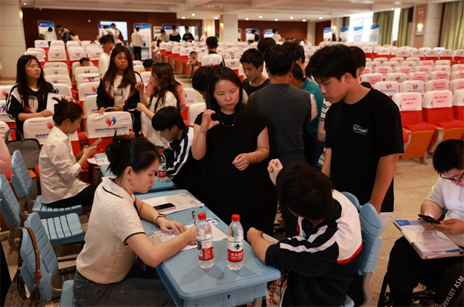 图为学生面试现场 图为学生面试现场