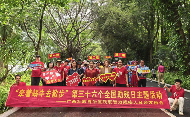 图为参加人员沿南湖南岸漫步