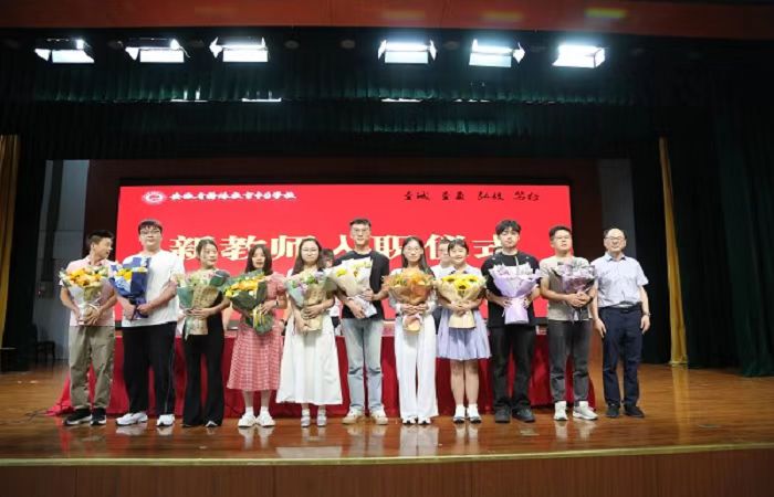 图为校长庞春梗为新入职教师送上鲜花和祝福 图为校长庞春梗为新入职教师送上鲜花和祝福