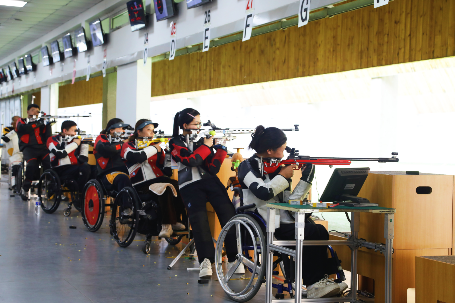 图为射击比赛现场 图为射击比赛现场
