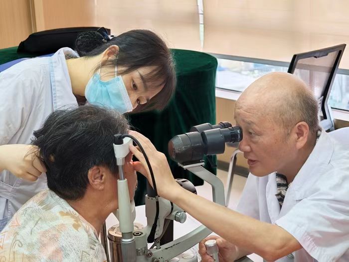 图为视力检查现场 图为视力检查现场