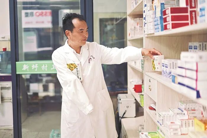 图为陈桂平正在整理新入库的药品