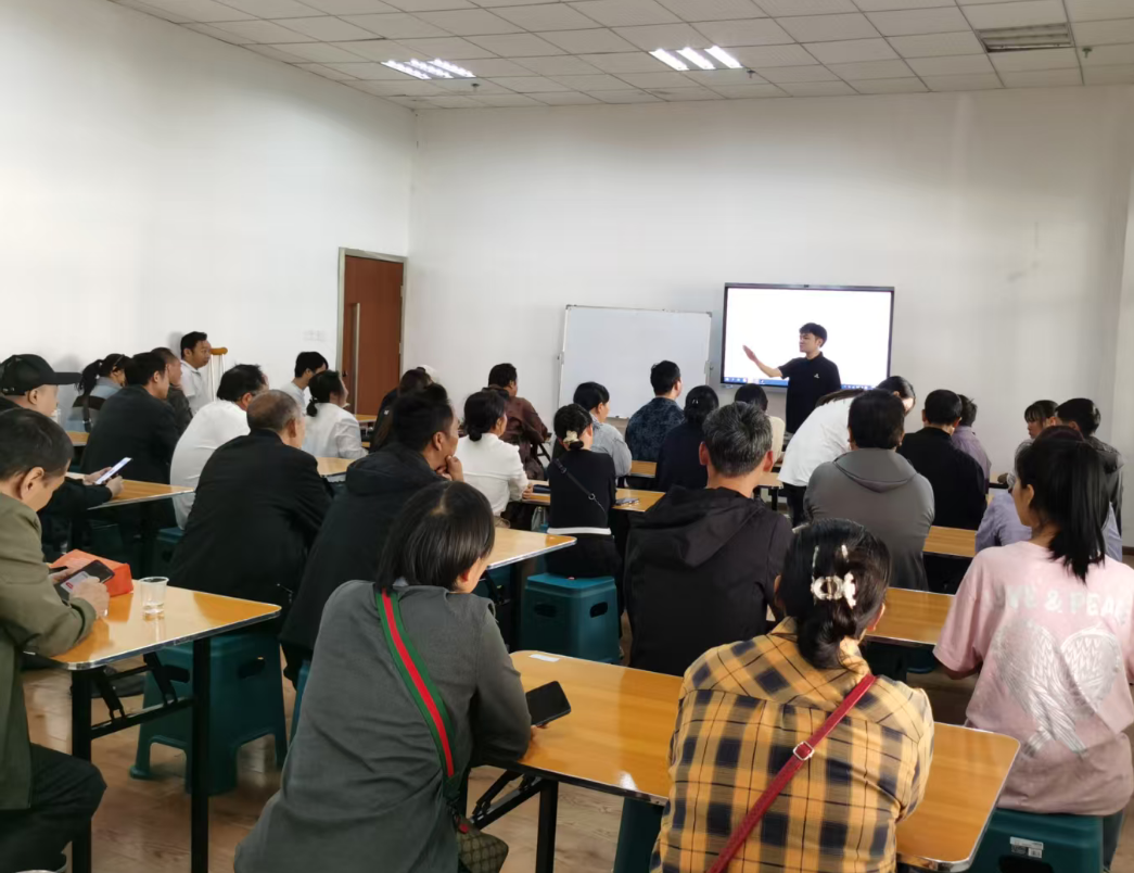 图为培训班现场 图为培训班现场