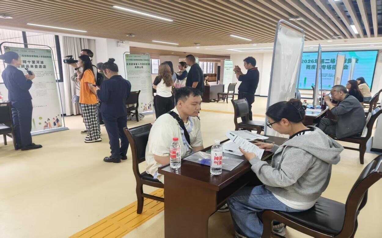 图为招聘会现场 图为招聘会现场