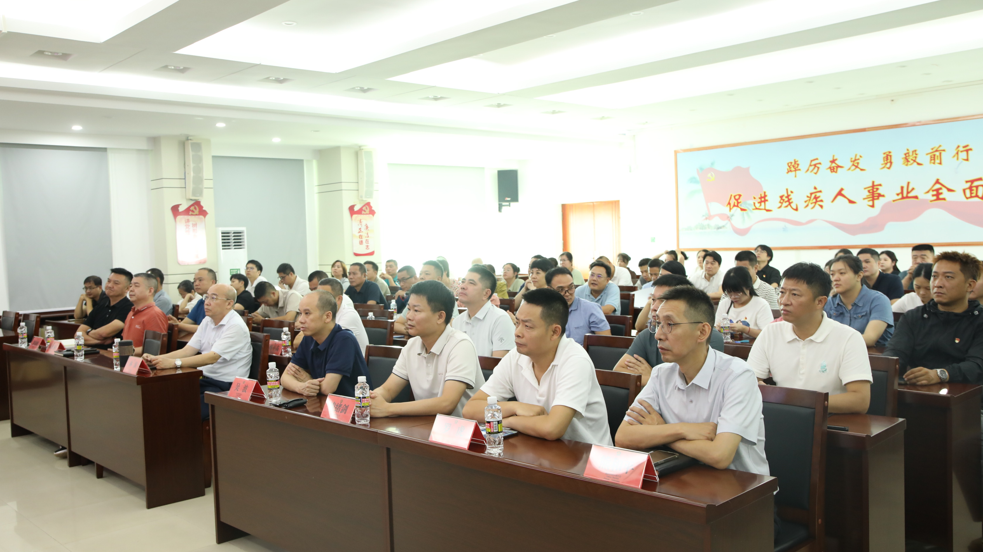 图片为集中收看直播现场图片 图片为集中收看直播现场图片