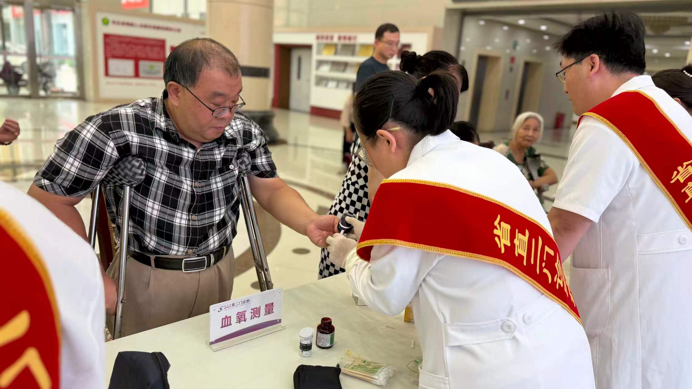 图为省直属机关第二门诊部工作人员为残疾人检测身体状况 图为省直属机关第二门诊部工作人员为残疾人检测身体状况