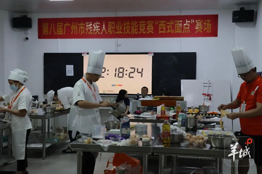图为“西式面点”赛场,选手们有条不紊地完成作品 图为“西式面点”赛场,选手们有条不紊地完成作品