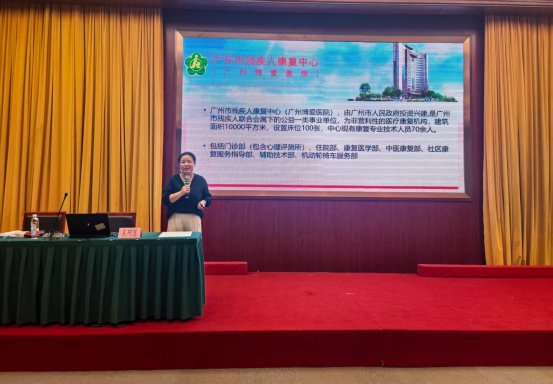 图为吴珂慧老师上课