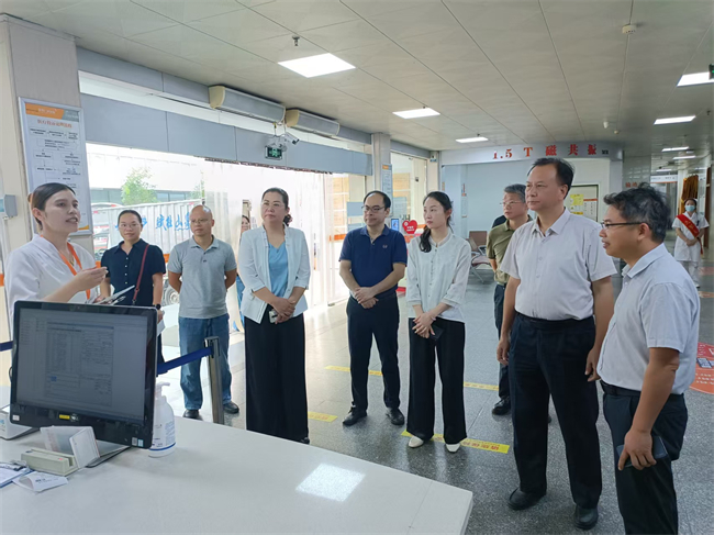 图为调研组在残疾评定机构调研 图为调研组在残疾评定机构调研