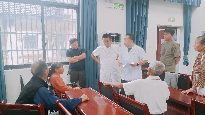 图为评残现场医生与群众进行细致沟通 图为评残现场医生与群众进行细致沟通