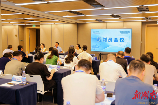 图为裁判员会议现场 图为裁判员会议现场