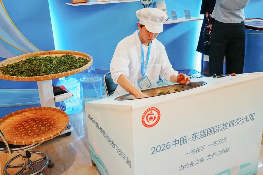 图为贵州特殊教育中等职业技术学校 炒茶 图为贵州特殊教育中等职业技术学校 炒茶