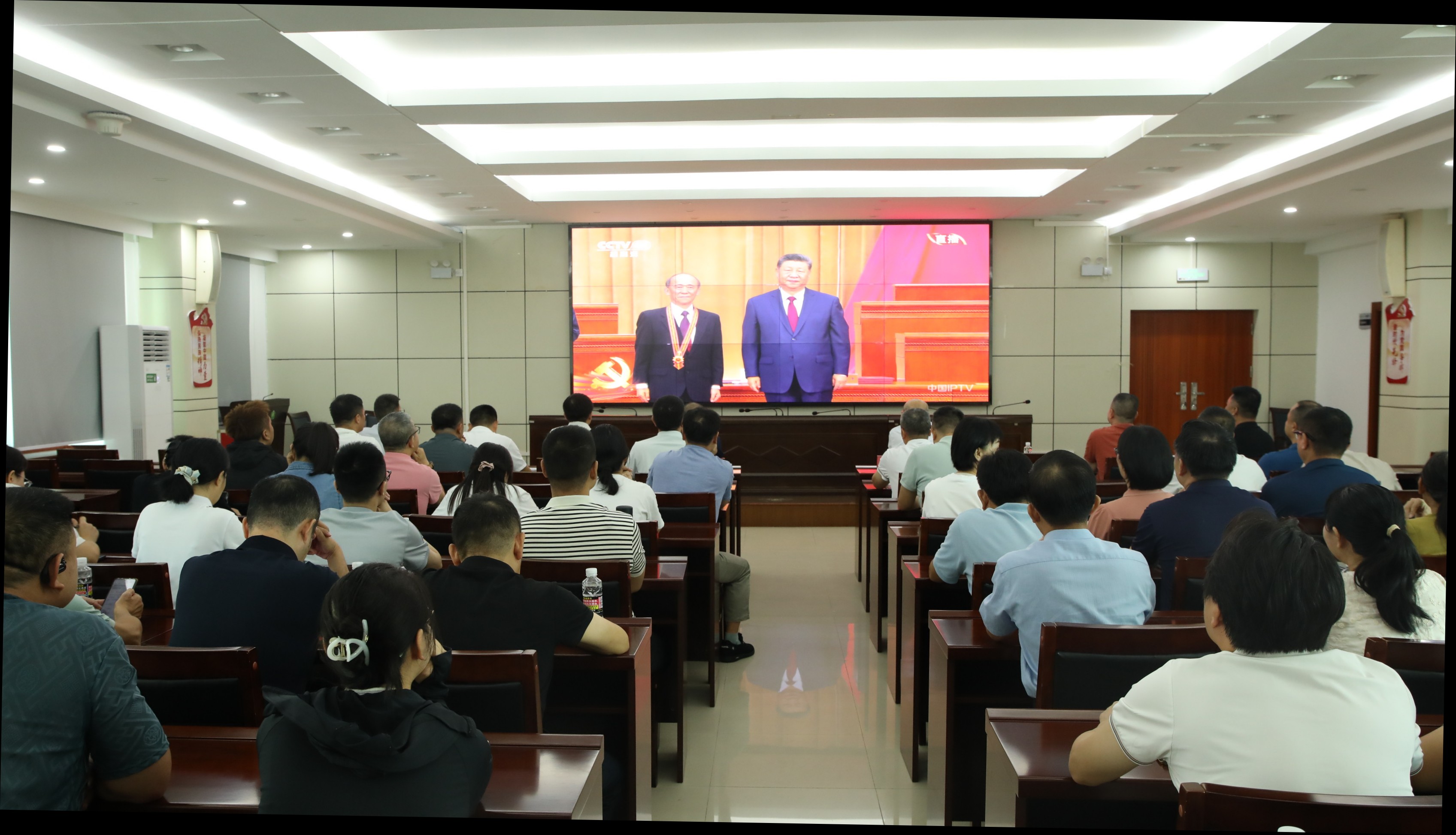 图片为集中收看直播现场图片 图片为集中收看直播现场图片