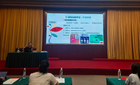 图为黄丽樱老师上课