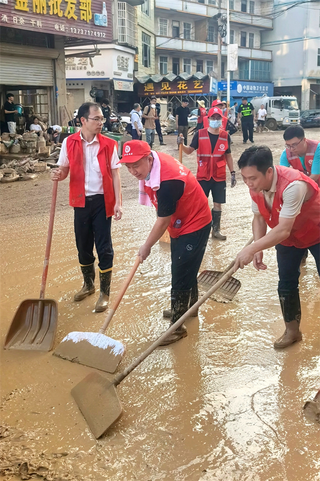 图为宾阳县残联疏通道路现场 图为宾阳县残联疏通道路现场