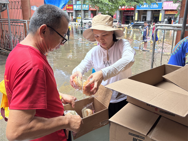 图为贵港市港北区残联发放生活物资现场 图为贵港市港北区残联发放生活物资现场