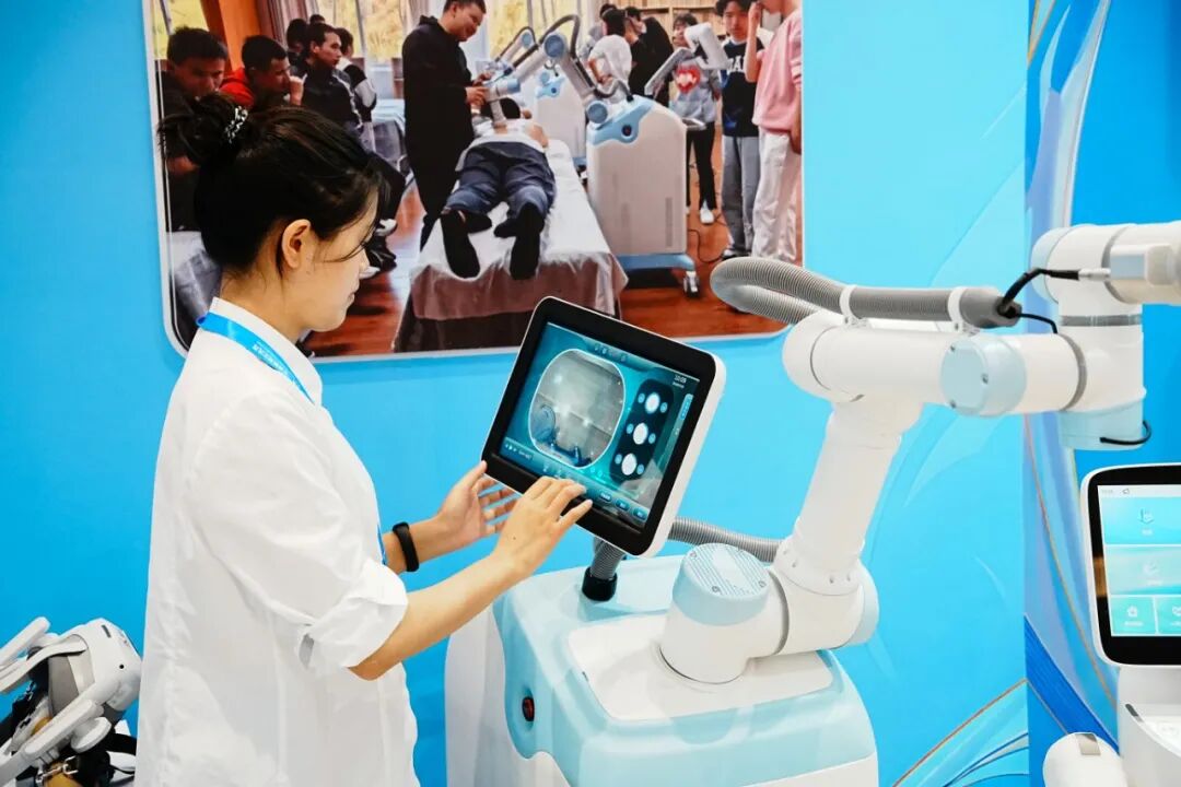 图为盛华职业学院 智能点阵波理疗机器人 图为盛华职业学院 智能点阵波理疗机器人