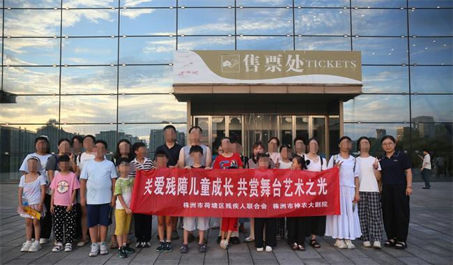 图为活动现场 图为活动现场