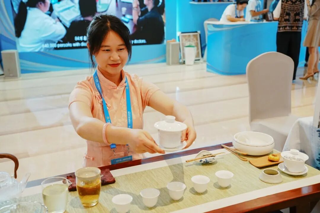 图为贵州特殊教育中等职业技术学校 茶艺 图为贵州特殊教育中等职业技术学校 茶艺