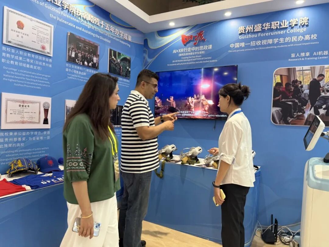 图为嘉宾参观盛华职业学院《跟着走·长征》LBE大空间行进式沉浸式体验项目展区 图为嘉宾参观盛华职业学院《跟着走·长征》LBE大空间行进式沉浸式体验项目展区