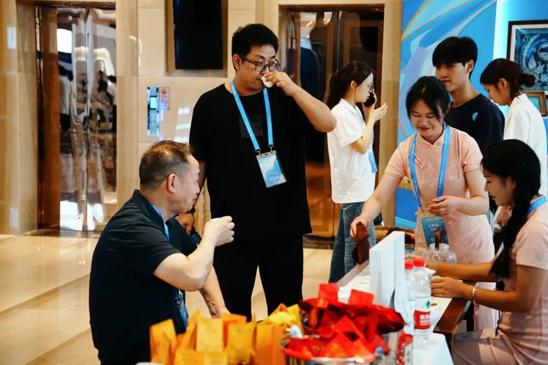 图为在贵州特殊教育中等职业技术学校茶艺展上,吸引了嘉宾前来品鉴 图为在贵州特殊教育中等职业技术学校茶艺展上,吸引了嘉宾前来品鉴