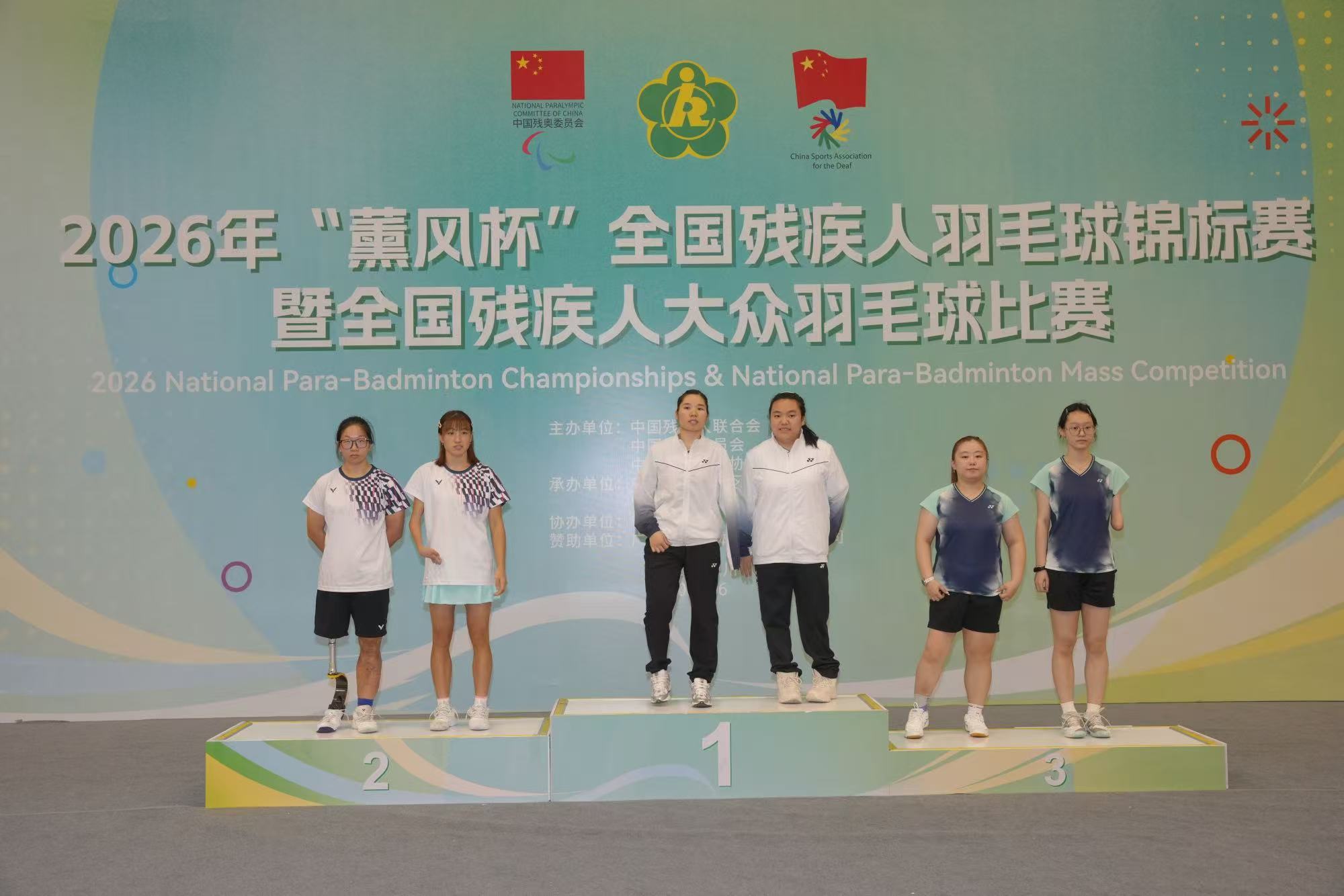 图为比赛现场合影 图为比赛现场合影