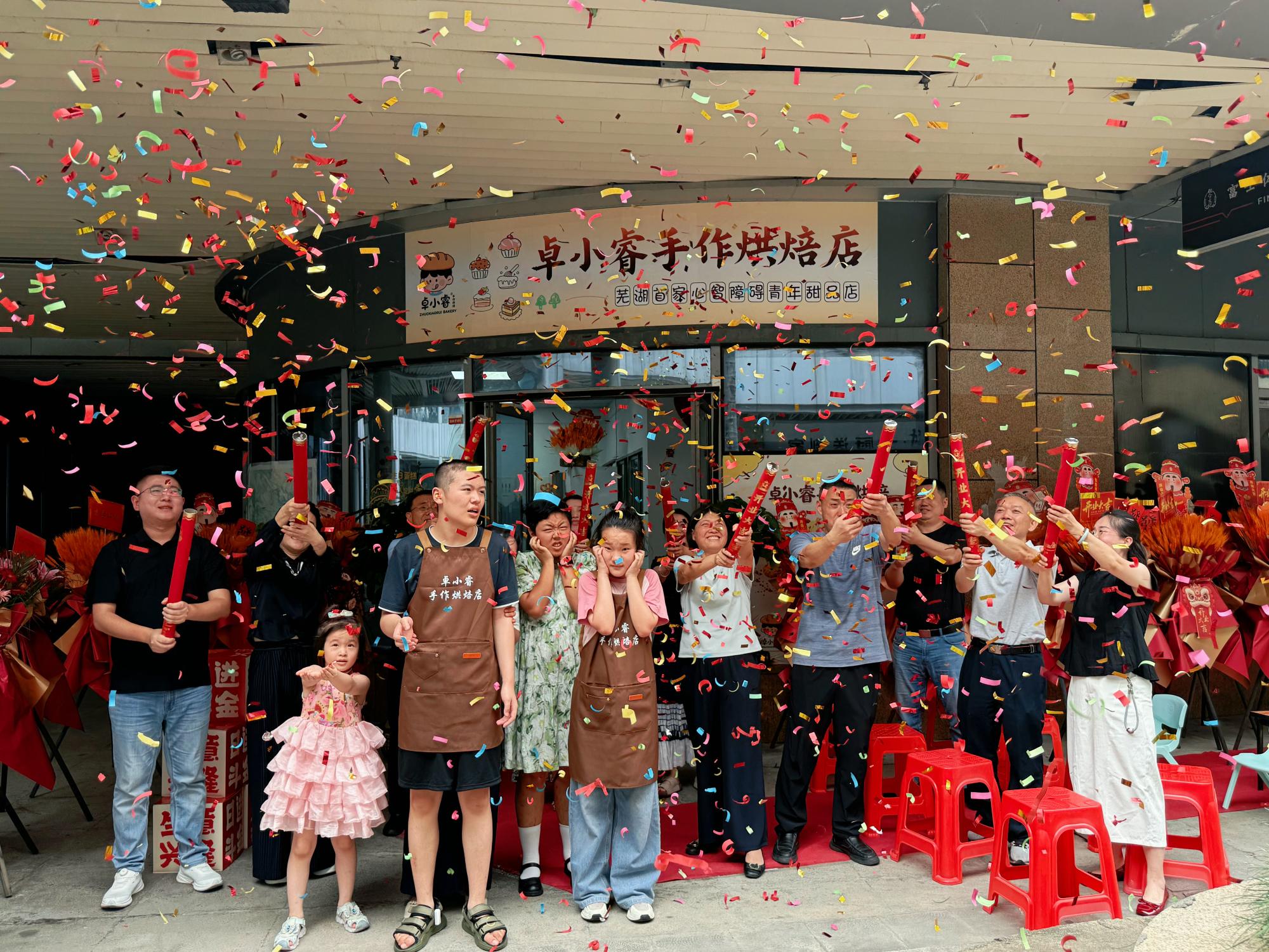 图为卓小睿手作烘焙店开业仪式现场.jpg 图为卓小睿手作烘焙店开业仪式现场.jpg