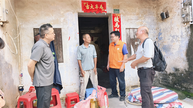 图为助残志愿服务队向受灾残疾人家庭运送慰问物资现场 图为助残志愿服务队向受灾残疾人家庭运送慰问物资现场