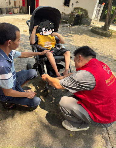 图为帮扶活动现场 图为帮扶活动现场