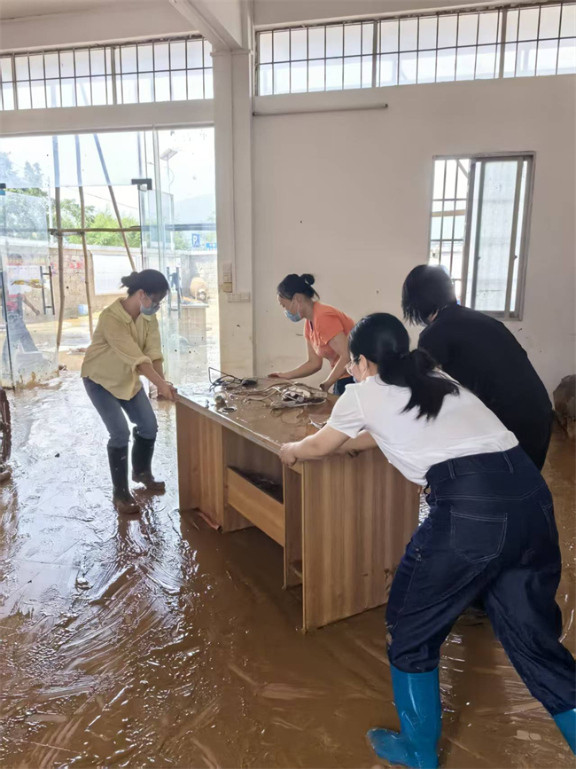 图为贵港市覃塘区残联协助搬运现场 图为贵港市覃塘区残联协助搬运现场
