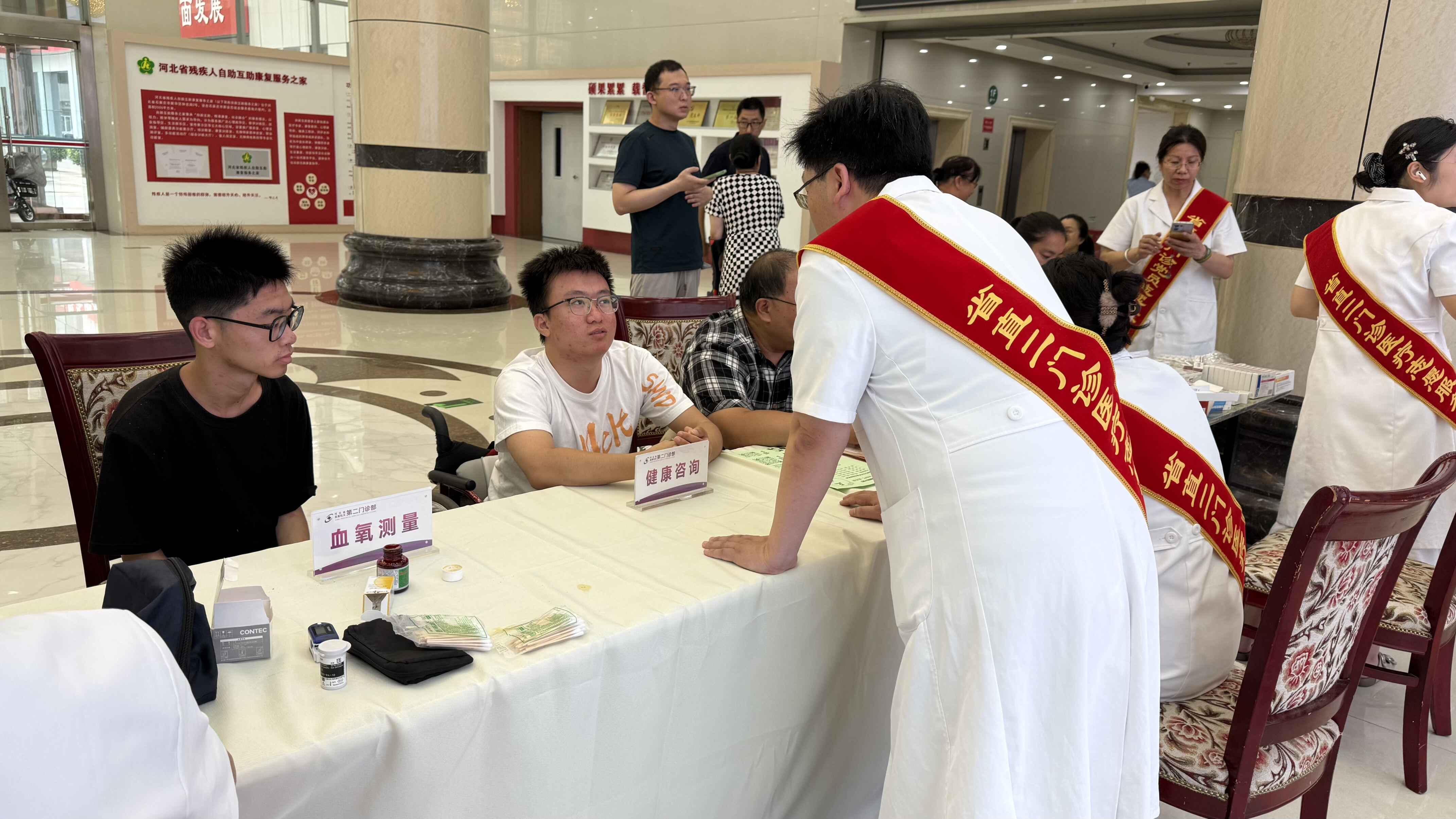 图为省直属机关第二门诊部工作人员为残疾人提供健康咨询服务 图为省直属机关第二门诊部工作人员为残疾人提供健康咨询服务