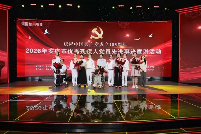 图为5名宣讲人合影