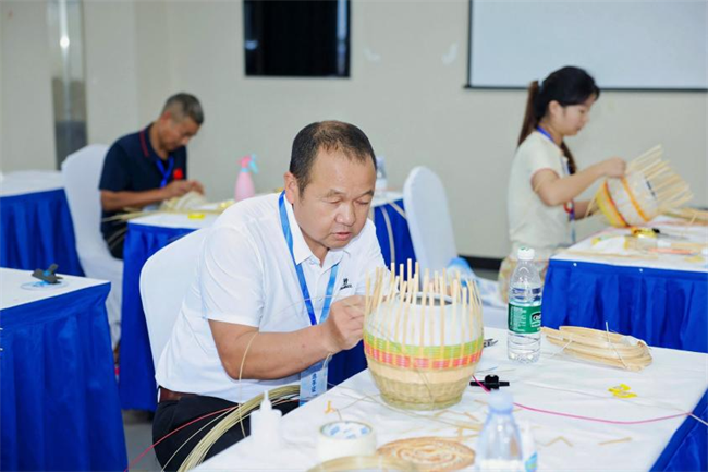 图为比赛现场,各个选手用技艺书写着动人的自强故事 图为比赛现场,各个选手用技艺书写着动人的自强故事