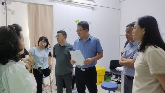 图为周代军在县人民医院调研