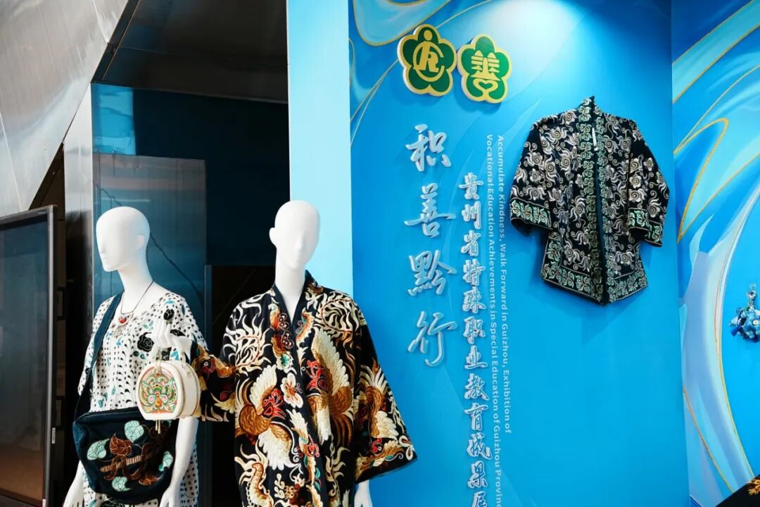 图为黎平县彦婷手工刺绣坊 非遗侗绣服饰 图为黎平县彦婷手工刺绣坊 非遗侗绣服饰