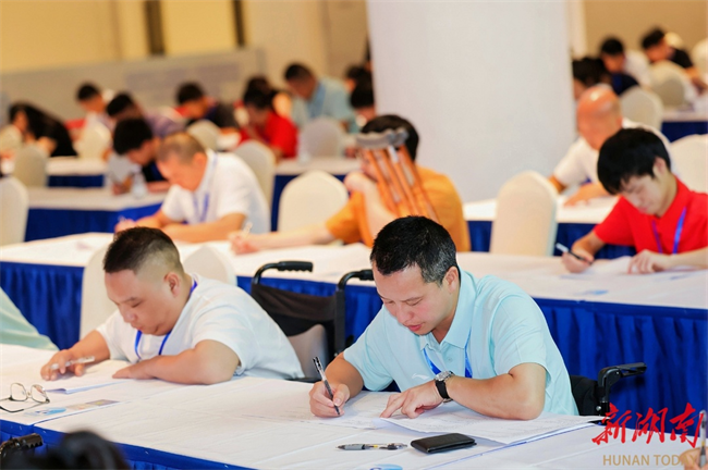 图为理论测试现场 图为理论测试现场