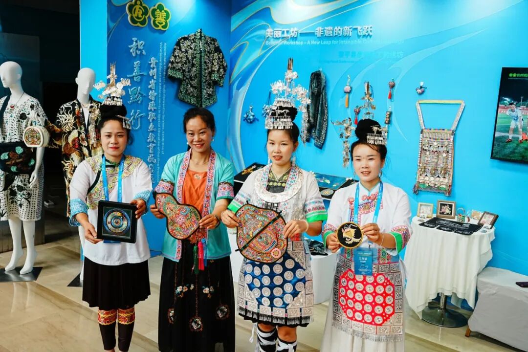 图为黎平县彦婷手工刺绣坊展览上,陆永江(左二)向嘉宾展示非遗刺绣 图为黎平县彦婷手工刺绣坊展览上,陆永江(左二)向嘉宾展示非遗刺绣