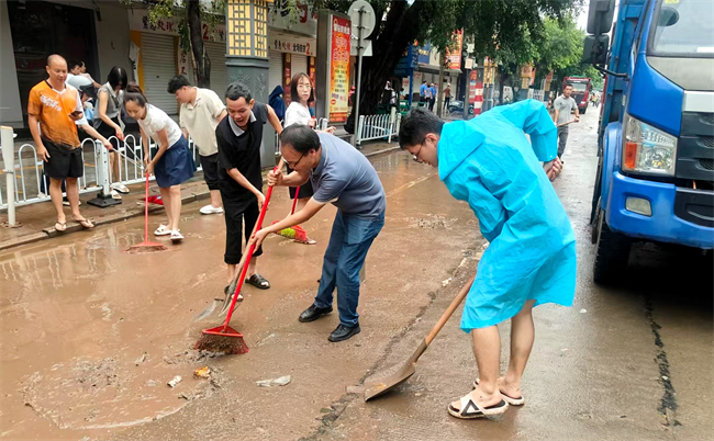 图为防城港市防城区残联清污现场 图为防城港市防城区残联清污现场