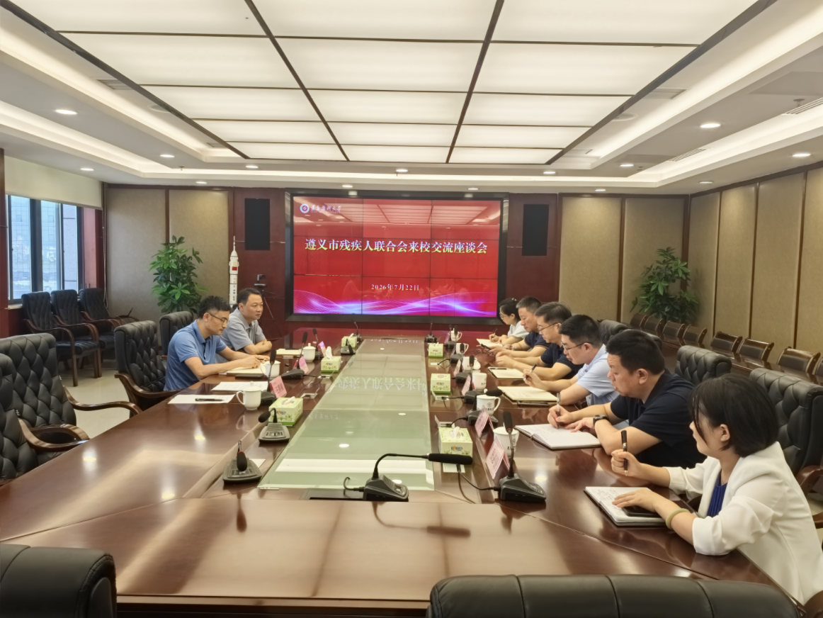 图为座谈会现场 图为座谈会现场