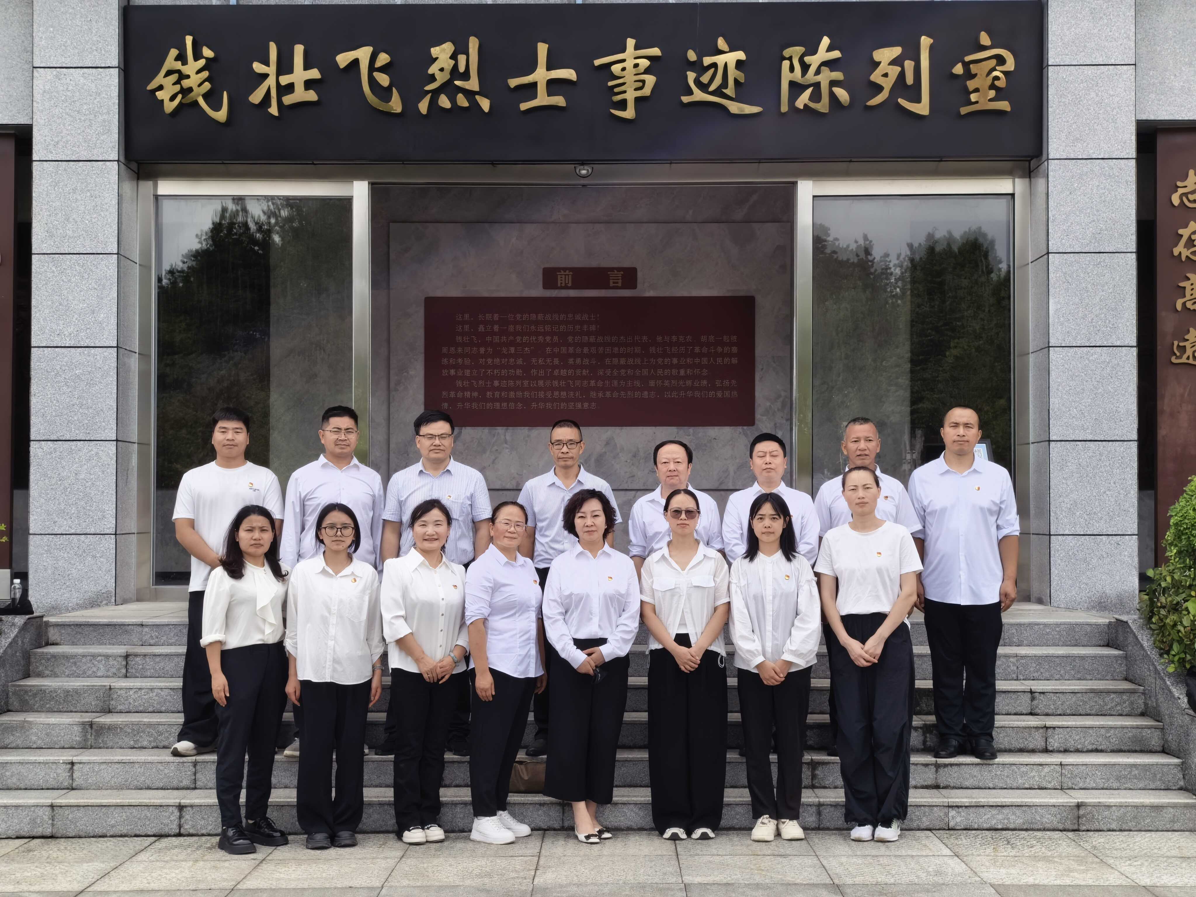 图为现场合影 图为现场合影