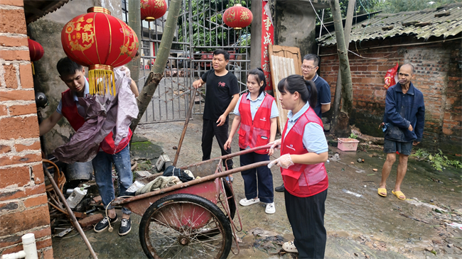 图为防城港市防城区残联助残帮扶工作现场 图为防城港市防城区残联助残帮扶工作现场